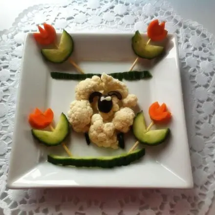 Buffet Deko: Blumenkohlschaf mit Blümchen