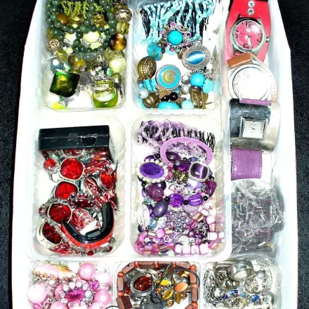 Modeschmuck farblich sortiert aufbewahren