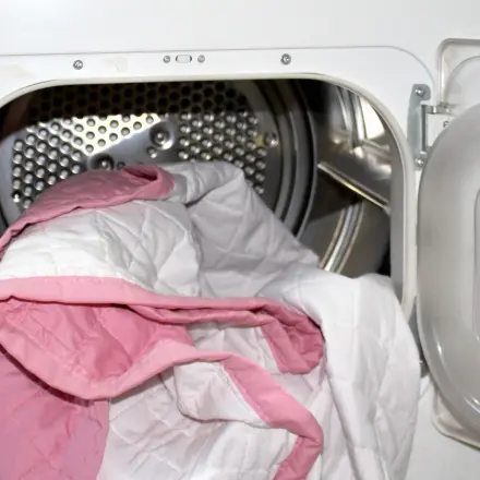Gelagerte Bettdecke wird im Trockner fluffig