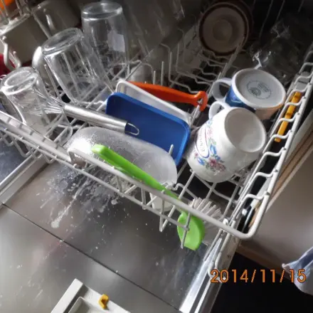 Spülbürste verstauen und regelmäßig reinigen