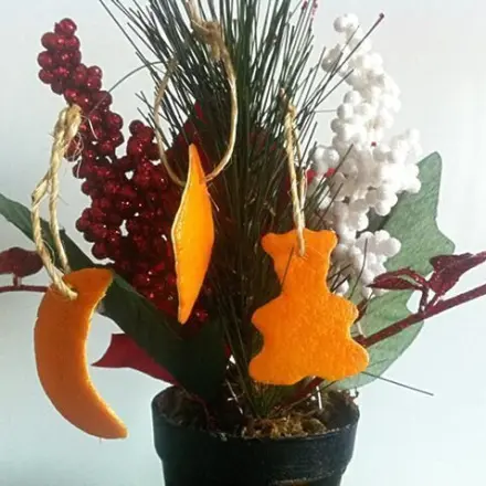 Weihnachtliche Christbaum-Aufhänger herstellen