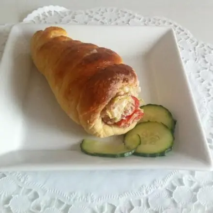 Brötchenrolle mit Thunfischsalat gefüllt