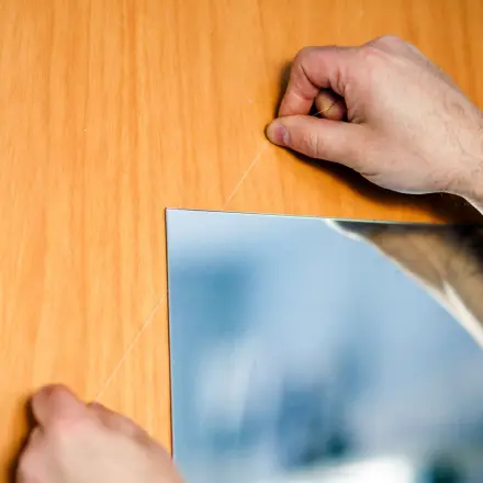 Aufgeklebte Spiegel von Schranktür aus Holz entfernen