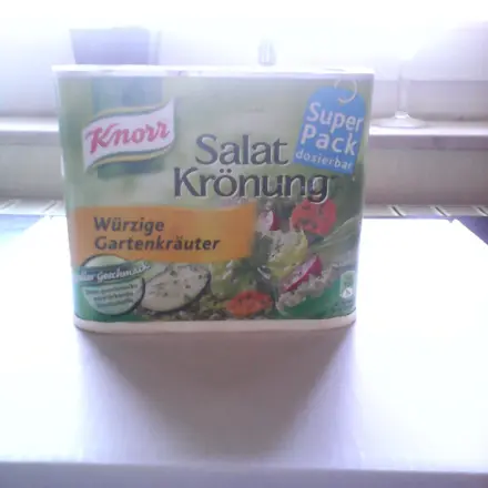 Reste eingetrockneter Salatkräuter weiterverwenden