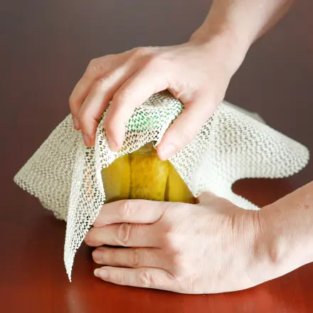 Öffnen von Gläsern mit Antirutschmatte