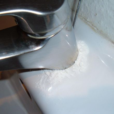Kalkränder an Armaturen leichter entfernen