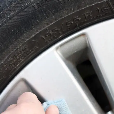 Alufelgen putzen und Hände pflegen: Babyöl-Tücher