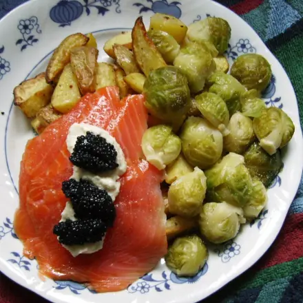 Potato Wedges mit Rosenkohl, Lachsforelle, Kaviar & Meerrettich