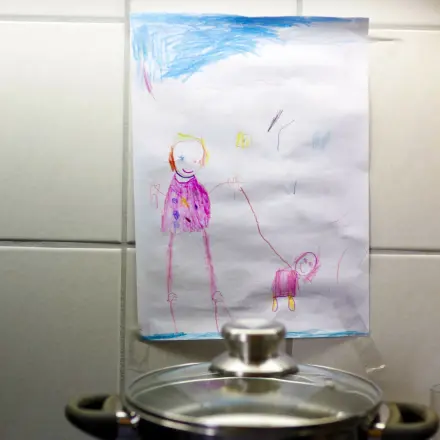 Fliesen hinter Kochplatten vor Fettspritzern schützen