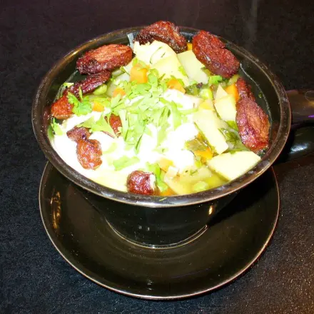 Kartoffelsuppe mit Gemüse und Knoblauchwurst