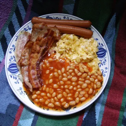 Englisches Frühstück mit Baked Beans