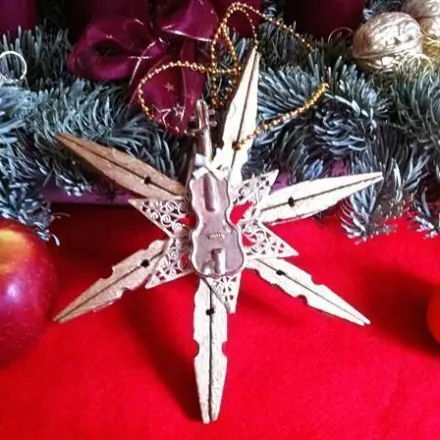 Weihnachtsdeko: Stern aus alten Wäscheklammern