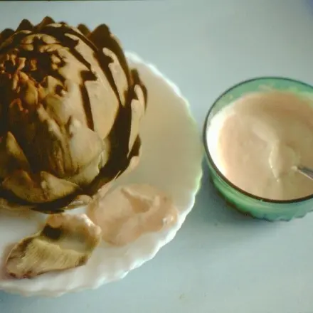 Artischocken mit Curry-Estragon-Mayo-Dip