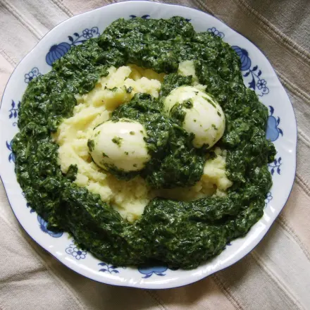 Eier mit Spinat auf Kartoffelpüree
