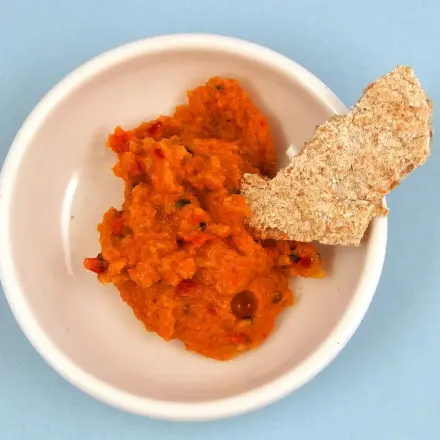 Knäckebrotstückchen zum Dippen