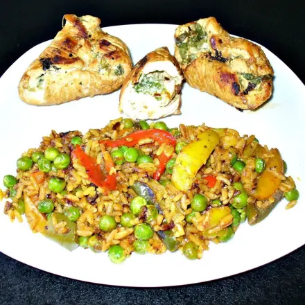 Putenröllchen mit Rucolafüllung zu Gemüsereis