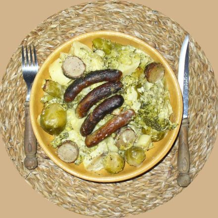 Gemüseauflauf mit Grillbratwurst