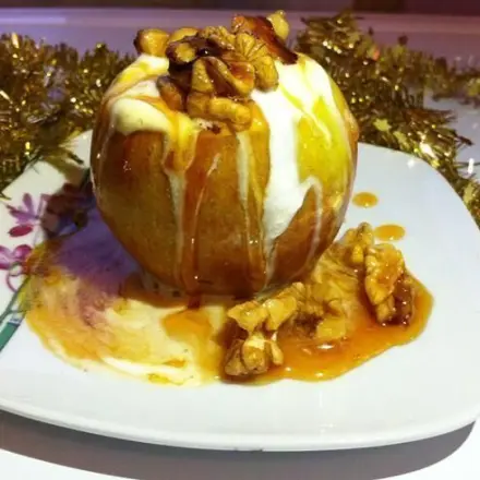 Apfel gefüllt mit Eis und karamellisierten Walnüssen