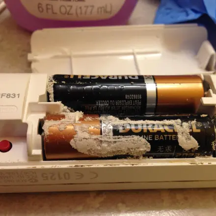 Ausgelaufene Batterie - Fernbedienung reinigen