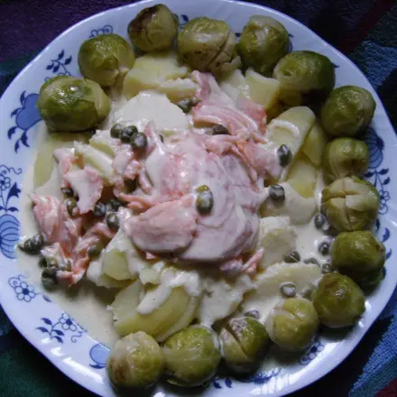 Geräuchertes Lachsforellenfilet in Senf-Meerrettich-Soße