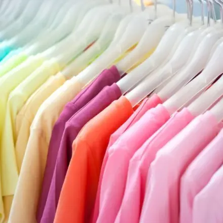 Kleine Löcher in T-Shirts verhindern