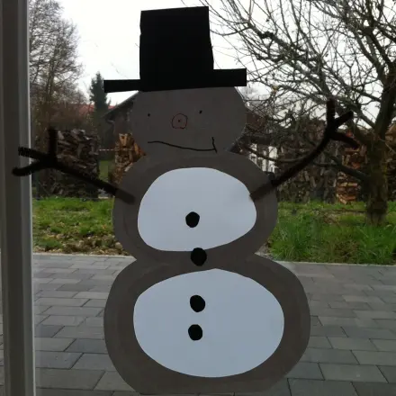 Einfache weihnachtliche Fensterbilder mit Kindern basteln