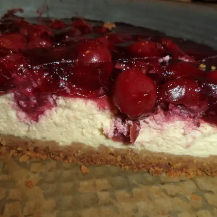 Cremiger Käsekuchen mit Kirschdecke
