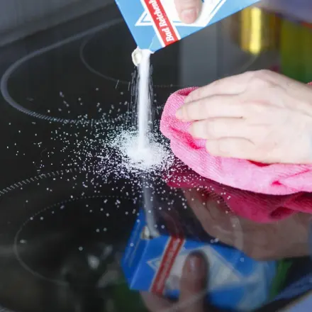 Hartnäckige Verkrustungen auf Herdplatten entfernen