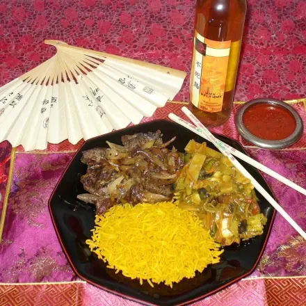 Rindfleisch mit Zwiebeln und asiatischem Gemüse