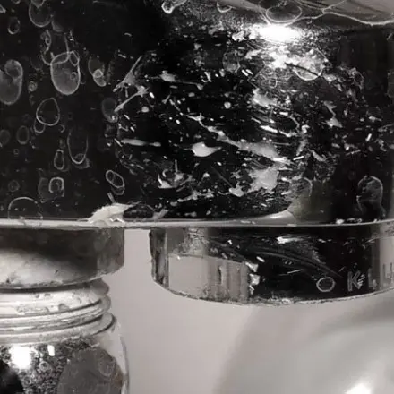 Wasserhahn richtig reinigen mit Essig