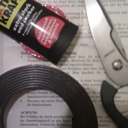Magnethalter für Notizzettel auf Holzkühlschranktür anbringen