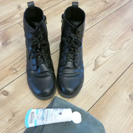 Schuhe mit Handcreme zum Glänzen bringen