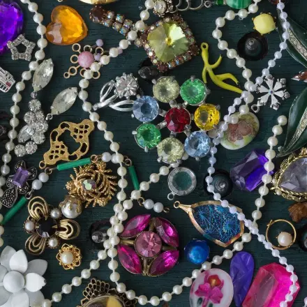 Glitzersteinchen von Modeschmuck fixieren und sichern