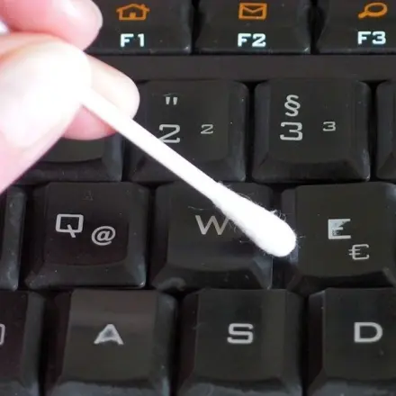 Tastatur reinigen mit Ohrenstäbchen