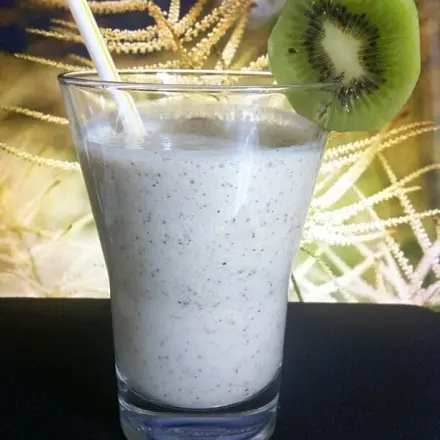 Leckerer Kiwi-Shake mit Honig