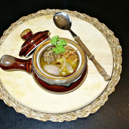 Viererlei Zwiebelsuppe mit Petersilien-Hackklößchen