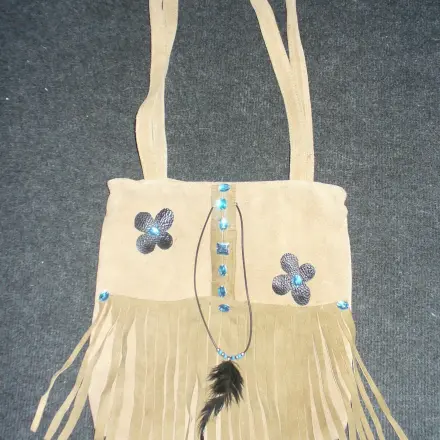 Schlichte Wildledertasche aufpeppen