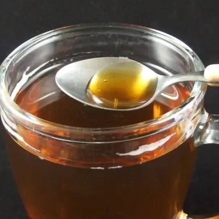 Tee in kleinen Schlucken gegen Halsschmerzen