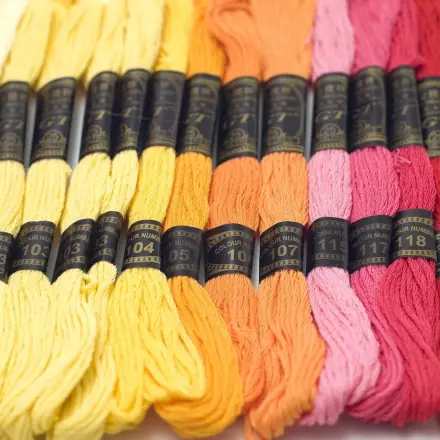 Stickgarn nach Farben und Nummern sortieren