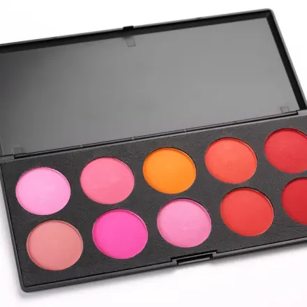 Farbige Lederschuhe mit Karnevalsschminke putzen