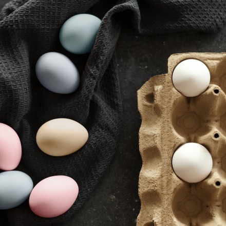 Ostereier mit Naturmaterialien färben und verzieren