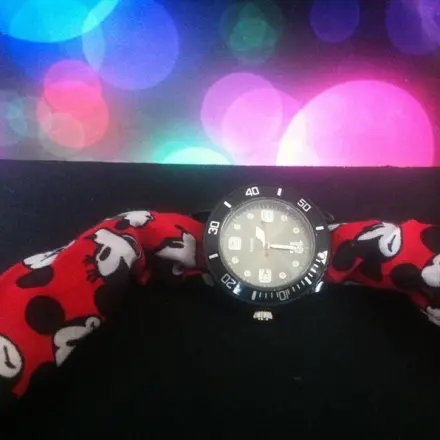 Stylische Armbanduhr mit Tuch