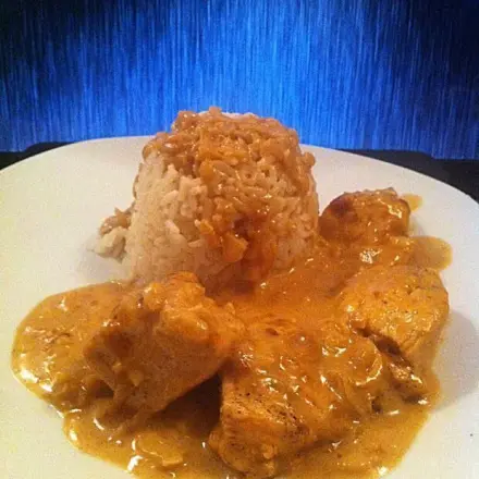 Hühnerbrustfilet in Zwiebelrahmsoße und Reis