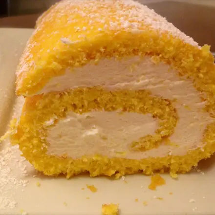 Biskuitrolle mit Zitronensahne