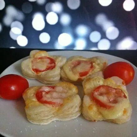 Blätterteig Snacks mit Tomaten, Kräuterfrischkäse & Mozzarella