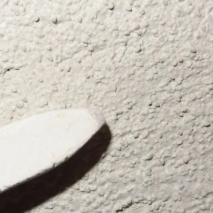 Schmutzflecken auf weißer Zimmerwand oder Zimmerdecke