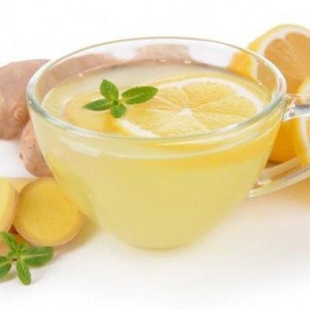 Heißes Wasser mit Ingwer, Zitrone & Honig gegen Erkältung
