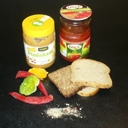 Leckerer Erdnuss-Chili-Brot-Snack