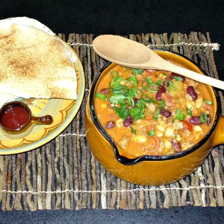 Herzhafte und pikante Bohnensuppe aus Auflaufresten