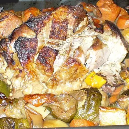 Putenschenkel mit Gemüse und Kartoffeln aus dem Backofen